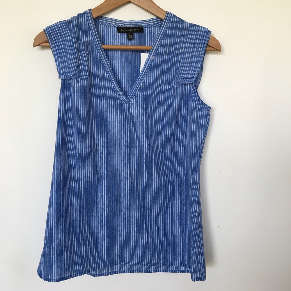Blue top w/ white vertical design & sleeve detail
